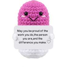 这款手工编织的毛绒娃娃摆件，上面写着充满正能量的鼓励话语，可以作为小礼物送给亲朋好友。可爱的针织玩具非常适合摆放在客厅或书桌上，既可作为生日礼物，也可作为房间装饰摆件。精美的娃娃设计和鼓励的话语，温暖又甜蜜！这些可爱的娃娃将永远是你的朋友，它们会让你感到放松和快乐！ - 彩色 - 查看 15