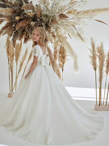 Adorable V-Neck Flower Girl Dress With Princess Cap Sleeves And A-Line Tulle Skirt – Sweet Gown For Girls Featuring A Delicate Neckline, Elegant Puff Sleeves, And Gracefully Flowing Silhouette, Perfect For Weddings, Christmas Celebrations, Halloween Parties, Birthday Events, And Special Occasions. A Charming Choice For Flower Girl Attire, First Communion Dresses, Birthday Party Outfits, Photoshoots, Holiday Gatherings, Family Reunions, Garden Parties, And As An Enchanting Princess Dress For Festive Moments. - 白色 - 查看 3