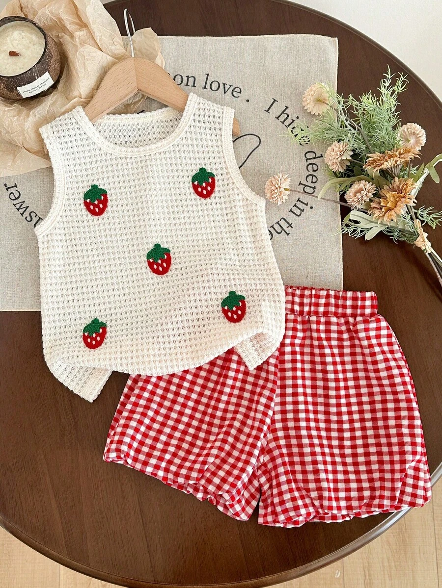 女童草莓刺绣套装，夏季针织无袖背心+红白格子短裤，清新甜美风格，儿童两件套，柔软透气，宽松版型，时尚百搭，适合夏季女童穿着 - 紅色 - 查看 1