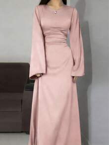 女士纯色圆领长袖简约长裙，优雅端庄