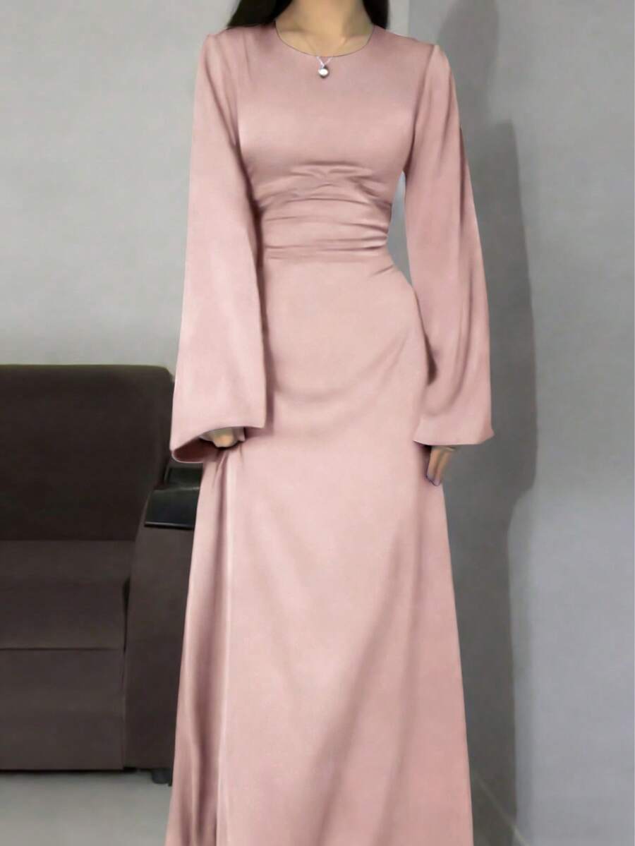 女士纯色圆领长袖简约长裙，优雅端庄