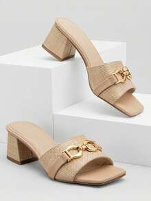 Athlefit Sandalias de tacón grueso de rafia para mujer con punta cuadrada, tipo chanclas, para verano y vacaciones en la playa, con detalle de cadena metálica - Rafia natural - Ver 3