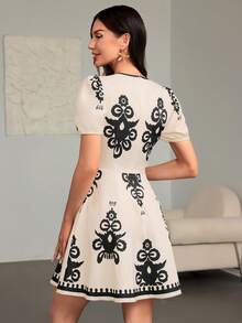 女士复古印花休闲度假迷你连衣裙 – 前腰褶裥、泡泡袖、轻松打造时尚造型 - 杏色 - 查看 2