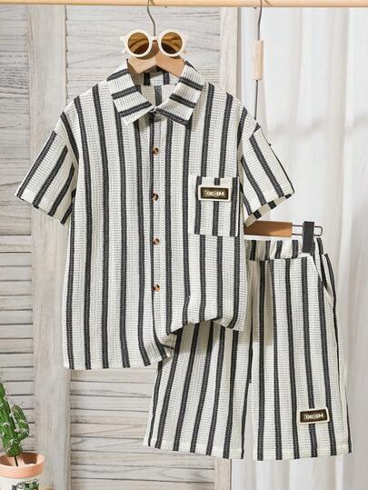 Set de 2 piezas de camisa de manga corta con cuello a rayas y pantalones cortos para niños, conjunto de moda de verano para uso diario y juegos al aire libre, adecuado para niños de 8 a 12 años