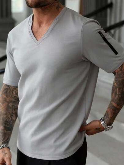 男士时尚V领针织柔软面料拉链装饰短袖衬衫，复古街头风，适合休闲外出和通勤。