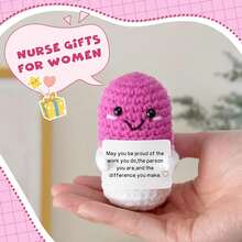 这款手工编织的毛绒娃娃摆件，上面写着充满正能量的鼓励话语，可以作为小礼物送给亲朋好友。可爱的针织玩具非常适合摆放在客厅或书桌上，既可作为生日礼物，也可作为房间装饰摆件。精美的娃娃设计和鼓励的话语，温暖又甜蜜！这些可爱的娃娃将永远是你的朋友，它们会让你感到放松和快乐！ - 彩色 - 查看 11