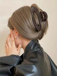 Women's Oval Hollow Claw-Shaped Hair Clip, Asymmetric Hair Claw, Chocolate Brown Hair Accessory, Classic Fashionable High-End Hair Claw, Acrylic Material Hair Clip, Suitable For Thick Or Voluminous Hair For Half-Up Or Full Updo Hairstyles Women Claw Clips Elegant Hair Accessories - Chocolate Brown - View 7