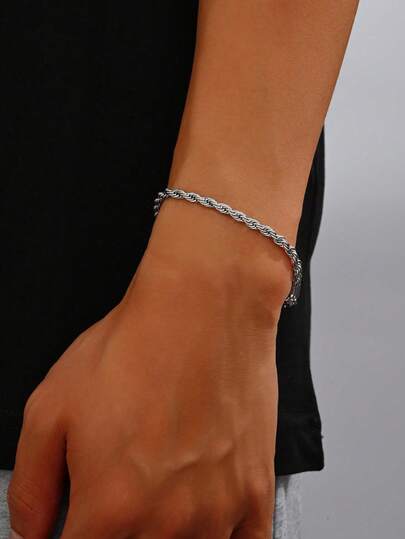 1条极简风格不锈钢扭链男士手链，适合日常通勤佩戴