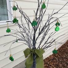 一套圣帕特里克节爱尔兰节日悬挂装饰，包括圣帕特里克节绿色三叶草花环、木质装饰和三叶草饰品，适合春季派对，寓意吉祥，可用于圣帕特里克节室内外家居派对装饰，亦可作为节日礼物。 - 彩色 - 查看 7