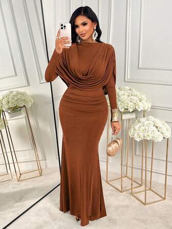 Elegant brun slät och glansig maxiklänning för kvinnor - Draperad halsringning, huva, fiskbenskant, perfekt för brudtärna, bröllop, afternoon tea, nyårsfirande och mer