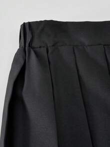 Bộ đồ mùa hè phong cách quý phái cho bé gái, áo thun trắng cổ tròn in hoa hồng phối chân váy xếp ly đen, set đồ 2 mảnh tối giản thường ngày. - màu đen - Xem 6