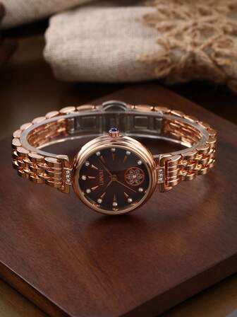 LIANDU LIANDU ساعة نسائية، ذات ملامح عتيقة وأنيقة تتميز بقرص دائري مزين بالراين ستون وإبزيم فراشة، سوار من الفولاذ المقاوم للصدأ قابل للإزالة. حركة كوارتز. مثالية للارتداء اليومي، أعياد الميلاد، أو كهدية لأصدقاء وعائلة