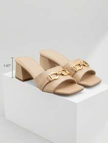 Athlefit Sandalias de tacón grueso de rafia para mujer con punta cuadrada, tipo chanclas, para verano y vacaciones en la playa, con detalle de cadena metálica - Rafia natural - Ver 5