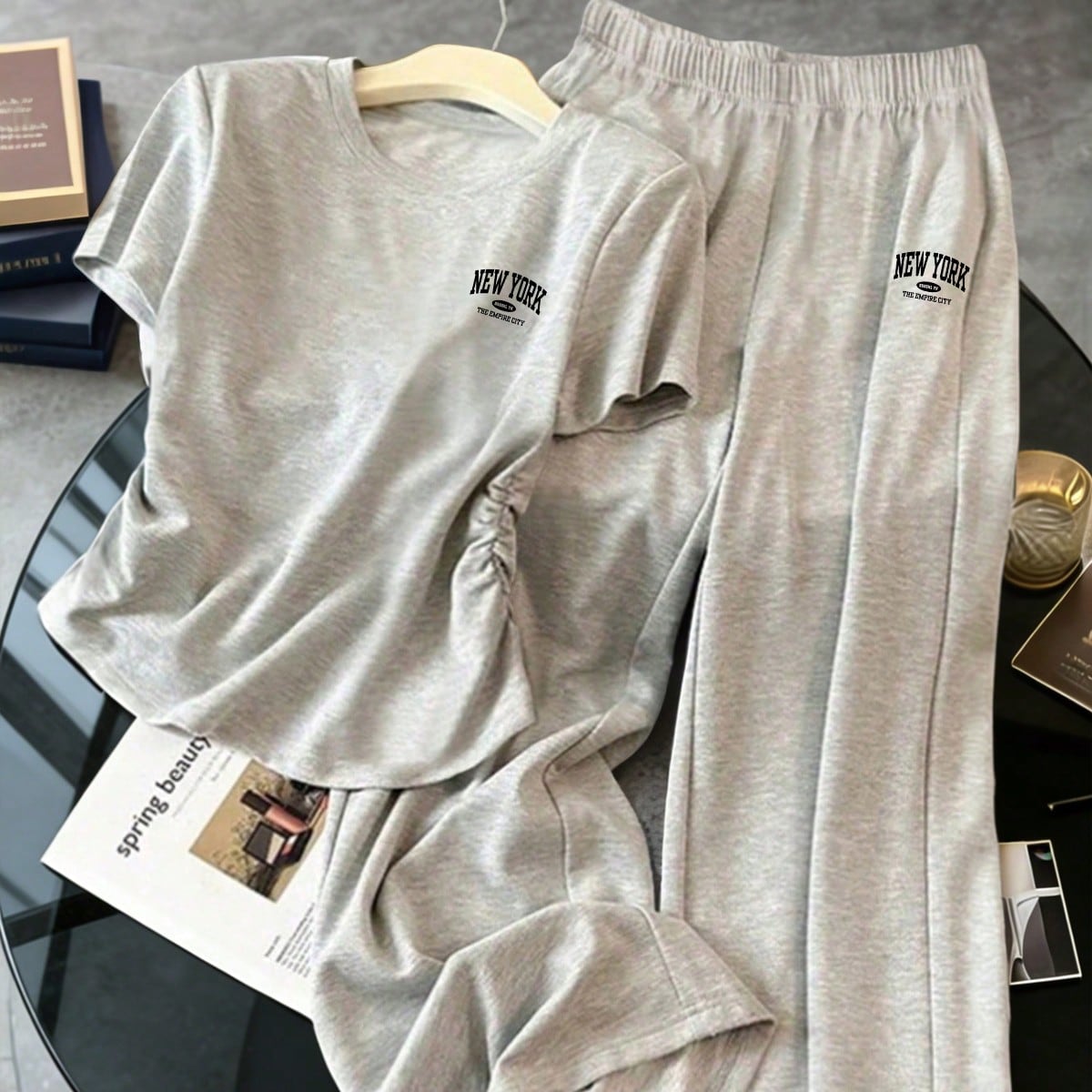 Conjunto casual diario de niña adolescente con camiseta de manga corta con volantes y cuello redondo con estampado de letras y pantalones de pierna a