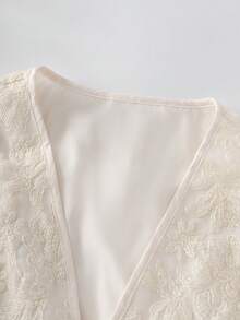 Elegant Retro French Style Lace Embroidered Camisole With Tie-Up Plunging V-Neck Sexy Fitted Crop Top, Spring/Summer - Apricot - View 3