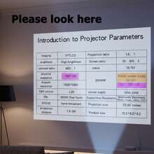 2026新款旗舰级安卓14投影仪 - 支持4K分辨率、5000流明亮度、240°全视角投影、自动梯形校正和自动对焦、WiFi 6蓝牙5.3无线投屏、超静音≤26dB设计，适用于家庭影院/游戏（低延迟）/教育/办公，营造舒适氛围，是理想的送礼之选，可使用5V 2A/3A充电器（包含数据线和简单易懂的安装指南）。 - 白色 - 查看 9