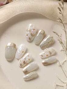 10片装亚克力美甲贴片，白色猫眼金色法式珍珠花朵图案，短款办公日常佩戴，套装包含1张粘性贴片和1个迷你指甲锉。