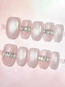 10片纯手工制作的中号椭圆形美甲贴片，浅粉色猫眼底色搭配银色钻石链装饰。简洁的线条营造出优雅的气质，提升精致感而不失柔美，适合女士和女孩在春夏秋冬的各种场合，如节日、派对和日常生活中使用。 - 淺粉色 - 查看 1