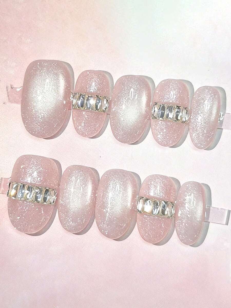 10片纯手工制作的中号椭圆形美甲贴片，浅粉色猫眼底色搭配银色钻石链装饰。简洁的线条营造出优雅的气质，提升精致感而不失柔美，适合女士和女孩在春夏秋冬的各种场合，如节日、派对和日常生活中使用。 - 淺粉色 - 查看 1