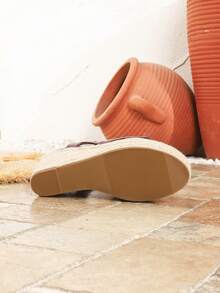 Giày sandal đế xuồng màu đỏ tía thời trang nữ, sandal mũi tròn đế rơm buộc dây hở gót mới cho mùa xuân/hè, giày nữ cỡ lớn thoải mái ngoài trời, sandal cao gót thoải mái kiểu bohemian có khóa cài cho kỳ nghỉ. - Màu Đỏ Sâu - Xem 4