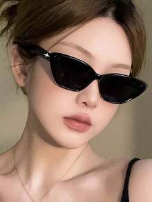 1 Pair Retro Oval Fashionable Fashion Glasses, Extremely Cool. This Stylish Fashion Glasses Is Made Of PC Material, Windproof And High Quality. The Oval Frame Design Is Unique, Both Fashionable And Slimming. Loved By Internet Celebrities. - Black - View 3