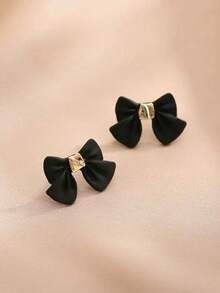 一对黑色法式优雅蝴蝶结耳钉，适合少女日常及节日佩戴。 - 蝴蝶結 - 查看 3