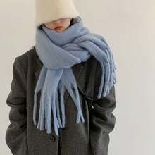 1条纯色简约羊驼毛围巾，新款冬季保暖加厚披肩。礼盒包装，适合送给女朋友，新年、感恩节、母亲节、情人节礼物。流苏围巾，马海毛披肩。圣诞节/万圣节/百搭围巾，适合季节性日常佩戴，防风保暖，适用于秋冬季节。新年、感恩节。