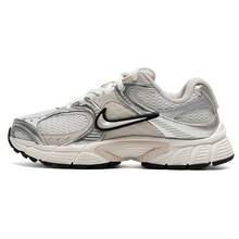 Nike V5 RNR 女士透气轻便经典系带休闲运动鞋 - 白色/銀色/杏色 - 查看 4