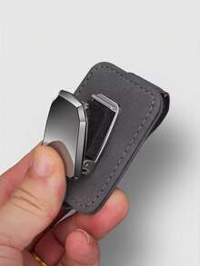 车载遮阳板眼镜架 – 绒面革和金属材质，内置海绵保护，带停车票卡槽，单手操作，通用型车载太阳镜夹