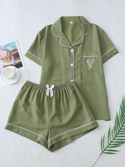 Set de 2 piezas de pijama con bolsillo bordado en forma de corazón, top con botones y cuello dulce y lindo, y shorts con lazo, ropa de dormir y de estar en casa para mujer
