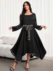 女士新款春夏杏色与黑色撞色V领连衣裙 – 不规则下摆、撞色腰带、A字长袍廓形、插肩袖设计、显瘦剪裁，休闲度假风与高端优雅风格