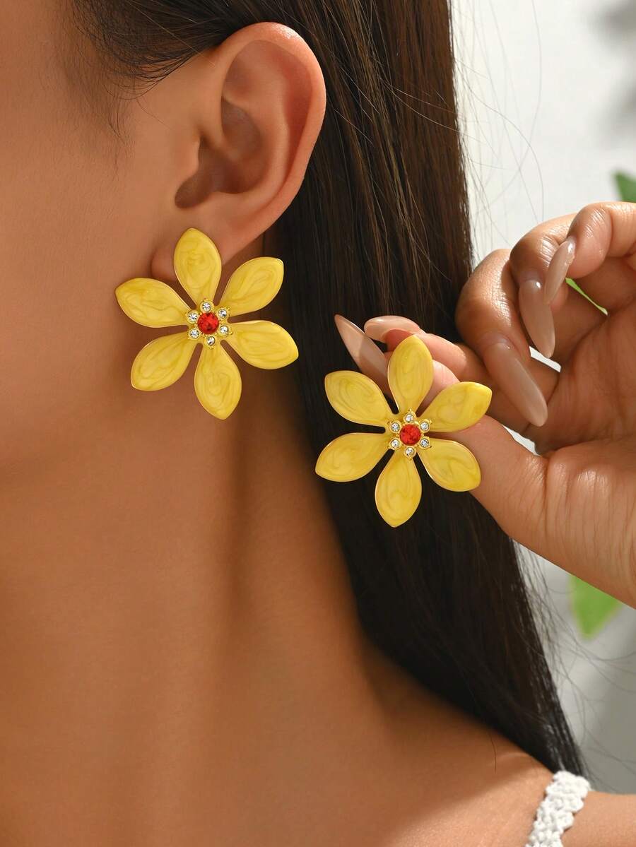 1 Pair Luxury Elegant Floral Earrings With Micro-Inlaid Rhinestones, Vintage Fashionable Charming Drip Oil Flower Stud Earrings Suitable For Women's Daily, Vacation, And Banquet Wear - Yellow - View 1