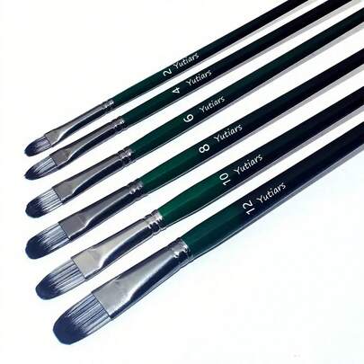 Un conjunto de 6 pinceles de artista, con mangos de calidad y cerdas de nailon, aptos para acrílicos, óleo, acuarela y gouache. Perteneciente a la serie Negro Verde, es una opción ideal para detalles finos.