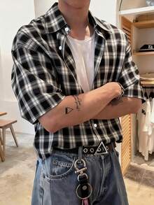 WAIT HIM Camisa casual de manga corta con botones delanteros a cuadros para hombre, de verano - Blanco y Negro - Ver 2