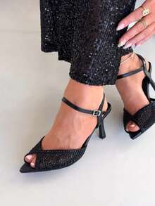 Sandálias femininas elegantes para a noite, com salto agulha fino, detalhes brilhantes e aplicações em tela. Cor: Peloria, douradas e pretas. - Preto - Ver 9