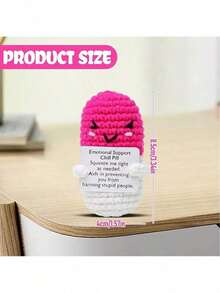 这款手工编织的毛绒娃娃摆件，上面写着充满正能量的鼓励话语，可以作为小礼物送给亲朋好友。可爱的针织玩具非常适合摆放在客厅或书桌上，既可作为生日礼物，也可作为房间装饰摆件。精美的娃娃设计和鼓励的话语，温暖又甜蜜！这些可爱的娃娃将永远是你的朋友，它们会让你感到放松和快乐！ - 彩色 - 查看 4