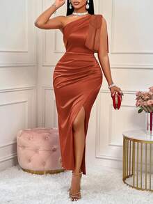 Amarilo 女士性感红色大蝴蝶结单肩褶裥开衩大腿缎面纯色连衣裙，适合派对、鸡尾酒会等优雅春季场合 - 鏽棕色 - 查看 3