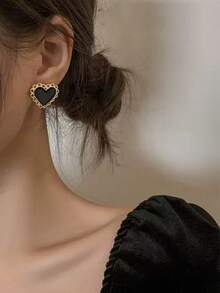 1对时尚简约心形耳钉，适合少女日常及节日佩戴