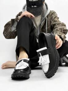 男士休闲厚底套脚纯黑色真皮鞋，学生乐福鞋，带流苏的正式商务皮鞋，休闲工作靴 - 黑與白 - 查看 4