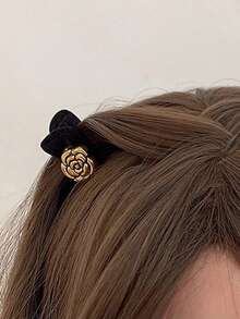 2个装女士金色花朵黑色亮面质感中号5厘米/1.97英寸交叉发夹，简约可爱时尚，极简街头风，复古宫廷风，高品质设计，适合日常佩戴、化妆、沐浴、通勤、度假、上学、派对、节日等场合，也是一份贴心的礼物。