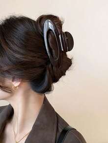 Women's Oval Hollow Claw-Shaped Hair Clip, Asymmetric Hair Claw, Chocolate Brown Hair Accessory, Classic Fashionable High-End Hair Claw, Acrylic Material Hair Clip, Suitable For Thick Or Voluminous Hair For Half-Up Or Full Updo Hairstyles Women Claw Clips Elegant Hair Accessories - Chocolate Brown - View 4