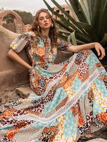 Faeriesty 优雅女士露肩拼接长款连衣裙：波西米亚风印花连衣裙，泡泡袖，荷叶边下摆，收腰设计，轻盈蕾丝饰边——完美适用于花园婚礼、新娘写真、私奔、浪漫之旅、波西米亚主题夏季活动 - 彩色 - 查看 1