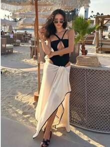 Bộ áo tắm croptop không tay dây mảnh thời trang này có thiết kế hở lưng và xẻ cao, với độ co giãn vừa phải, được thiết kế đặc biệt dành cho phái nữ. Thích hợp cho kỳ nghỉ biển. - màu đen - Xem 3