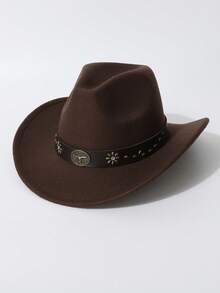 棕色毡帽，配黑色皮带、金属花朵铆钉和圆形徽章，朋克风格，适合节日、街头和日常穿着。