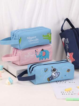 1个可爱卡通人物造型铅笔盒，容量大，双拉链设计，多个口袋。独特设计，带提手，采用可重复使用的帆布材质，是青少年办公和学习用品的理想之选。