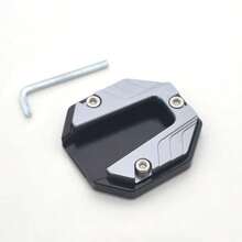 Motorcycle Side Stand Extension Pad, Aluminum Alloy Anti-Slip Stable Support Plate, Universal For Street Bikes, Scooters And Touring Motorcycles. Wider Base Enhances Parking Stability, Prevents Sinking And Sliding. CNC Precision Machined Upgraded Accessory, Suitable For Daily Riding And Customization.