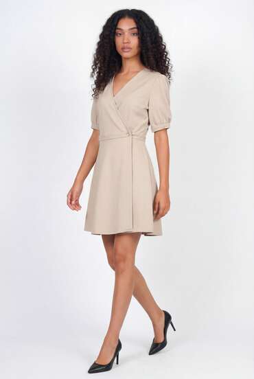 Beige omlottklänning