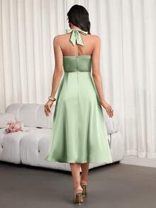 女士春夏时尚优雅纯色缎面连衣裙 – 方领、细肩带、不对称胸线设计、收腰、A字裙摆，是新年庆祝活动、浪漫约会和派对的理想之选