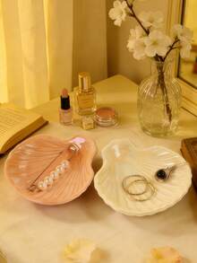 优雅贝壳形陶瓷首饰碟套装 – 1 件粉色和珍珠白首饰收纳盘，可放置戒指、项链、耳环 | 可爱的梳妆台装饰托盘，适用于卧室梳妆台、浴室台面 | 迷人的家居装饰收纳碗，可存放小饰品、化妆品和桌面小物件 | 时尚礼物，适合女性、女孩（粉色和白色） - 彩色 - 查看 1
