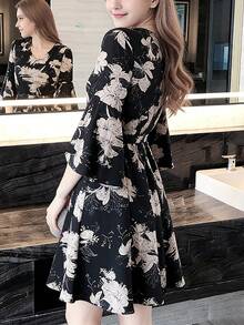 Vestido corto de mujer Vestido primaveral/veraniego con estampado floral en blanco y negro, cuello en V, cintura con cordón, mangas acampanadas, silueta A de talle alto, largo corto, elegante y favorecedor, con aire de cuento de hadas. - Negro - Ver 8